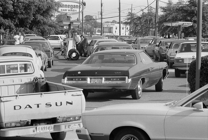 800px-Line_at_a_gas_station,_June_15,_1979.jpg