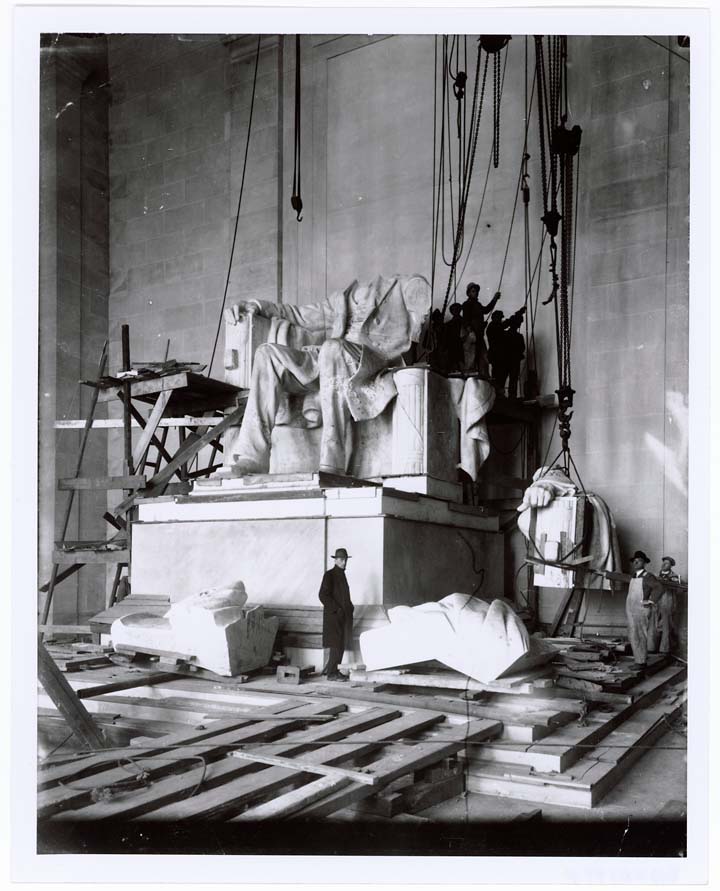 Abraham Lincoln Statue Installation 1920.jpg