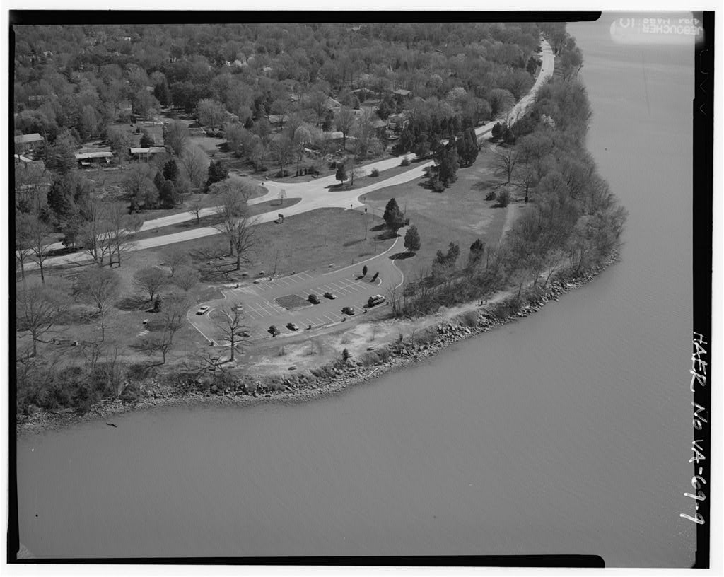 AERIAL VIEW OF RIVERSIDE PICNIC AREA LOOKING NORTH. - George Washington Memorial Parkway.jpg