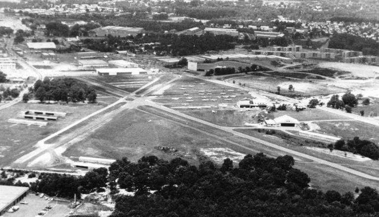 Washington-Virginia_Airport looking West 1965.jpg